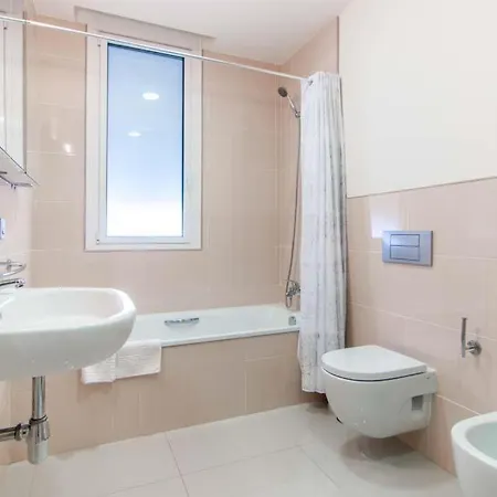 Sleeps 10 Pool Air Con