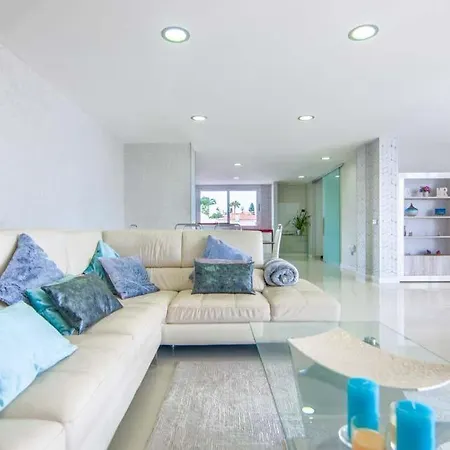 Sleeps 10 Pool Air Con