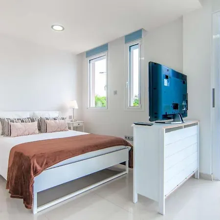 Sleeps 10 Pool Air Con
