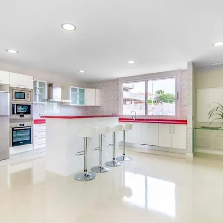 Sleeps 10 Pool Air Con