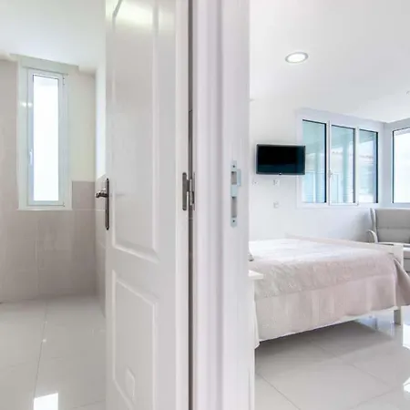 Sleeps 10 Pool Air Con
