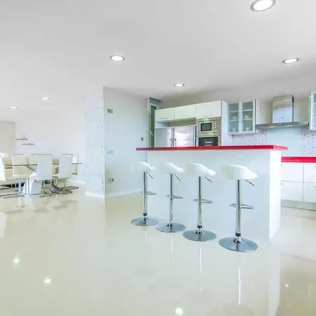 Sleeps 10 Pool Air Con *